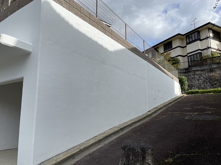 兵庫県川辺郡にて擁壁塗装の様子です