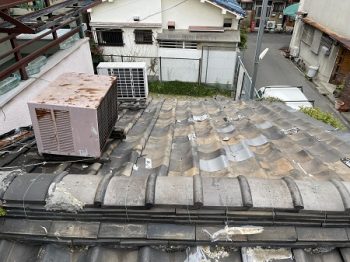 淀川区にて玄関上からの雨漏りとの事で現場調査に伺いました