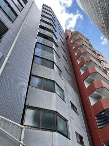 浪速区 １２階建てマンションの外壁タイルの剥がれ現場調査へ