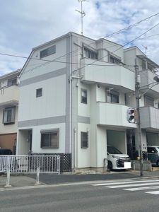 尼崎市にて3階建て外壁塗装の現場調査へ