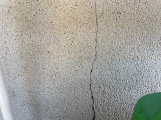 箕面市にて外壁クラックの現場調査へ
