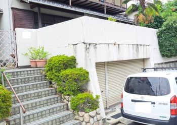 八尾市にある擁壁の上にある塀のクラック現場調査