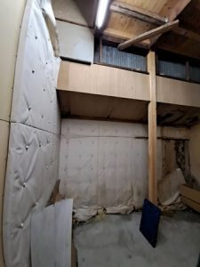 浪速区にて倉庫１階で雨漏り増築部の撤去工事